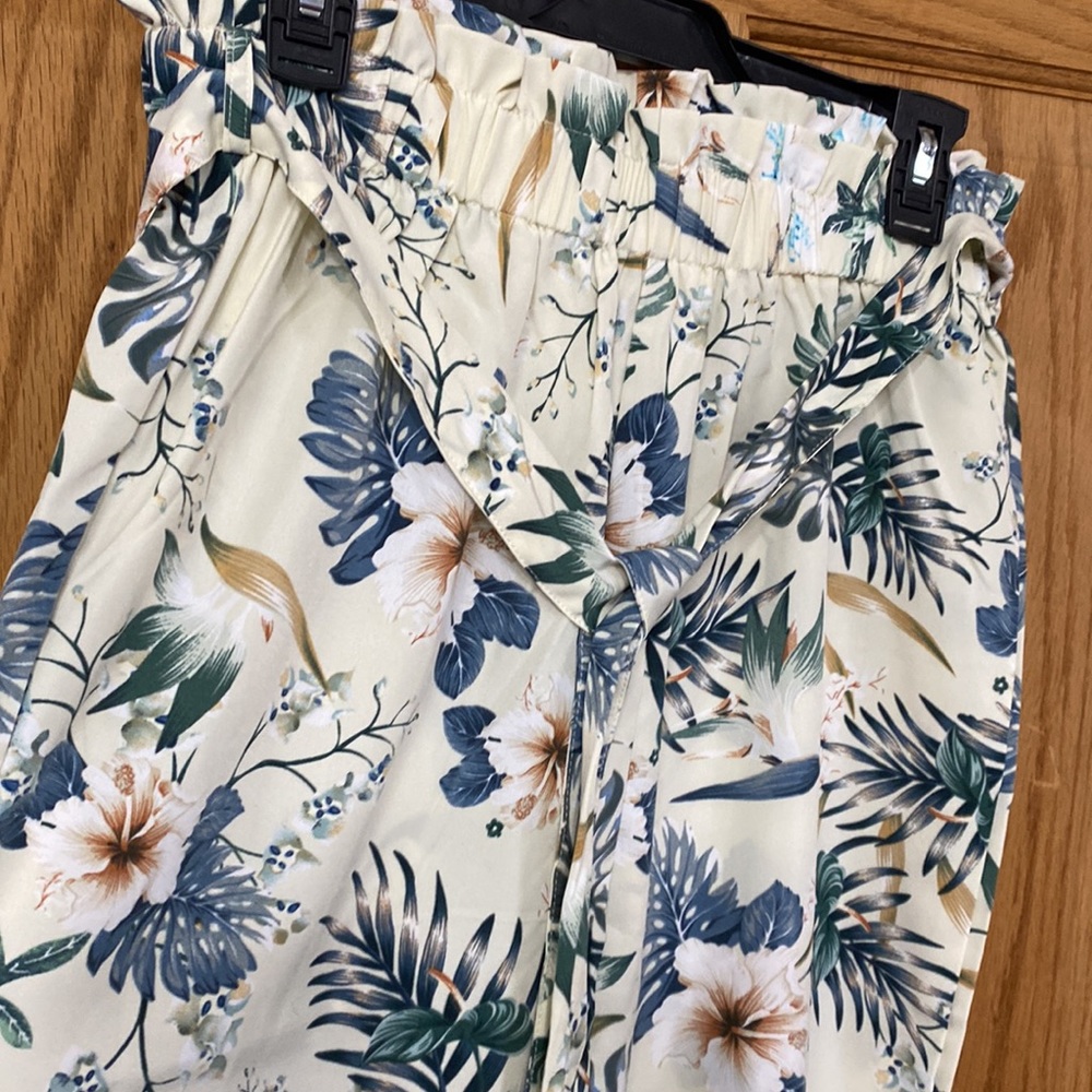 Floral Paper Bag Pants NWOT - Picture 2 of 5